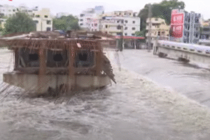 హైదరాబాద్లో మూసీ నది మహోగ్ర రూపం. moosi river