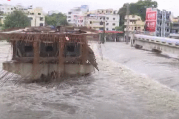 హైదరాబాద్లో మూసీ నది మహోగ్ర రూపం. moosi river