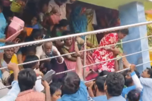 శ్రీకాకుళం ఆలయంలో తొక్కిసలాట: 10 మంది మృతి srikakulam stampede